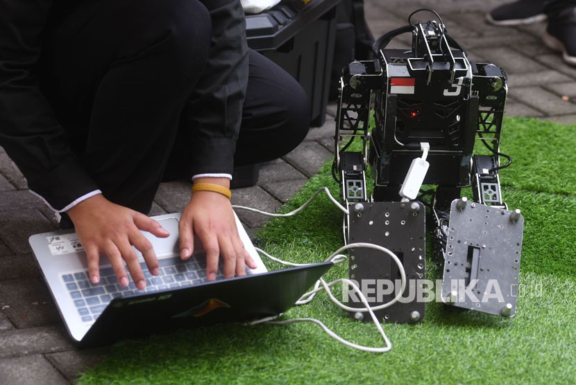 ITS Buka Prodi Teknik Telekomunikasi. Foto ilustrasi: Tim Ichiro dari Institut Teknologi Sepuluh Nopember (ITS) mencoba robotnya di sela-sela pelepasan tim robot ITS untuk berlaga di RoboCup International 2018 Montreal Canada, di Kampus ITS, Surabaya, Jawa Timur, Selasa (5/6).