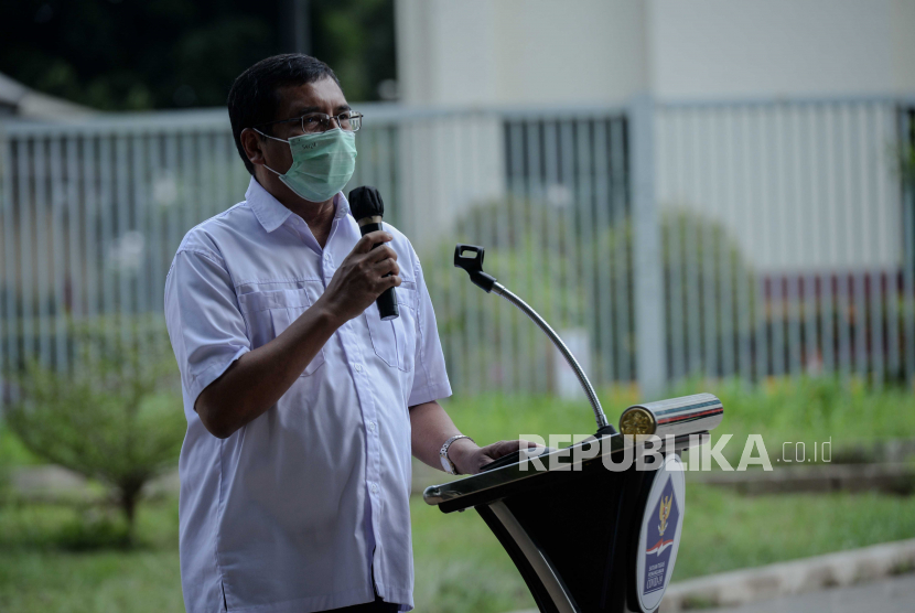 Staf Ahli Menteri Kesehatan Alexander Ginting menyampaikan keterangan pers.
