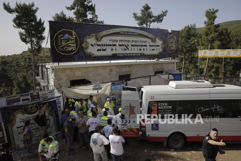 Sejumlah petugas membawa jenazah korban yang meninggal saat perayaan Lag Baomer di Gunung Meron, Israel, Jumat (30/4). Insiden di festival keagamaan yang dihadiri oleh puluhan ribu orang Yahudi ultra-Ortodoks itu menewaskan puluhan orang dan membuat ratusan orang terluka. Peristiwa tersebut menjadi salah satu bencana sipil paling mematikan di negara itu. (AP Photo/Sebastian Scheiner)