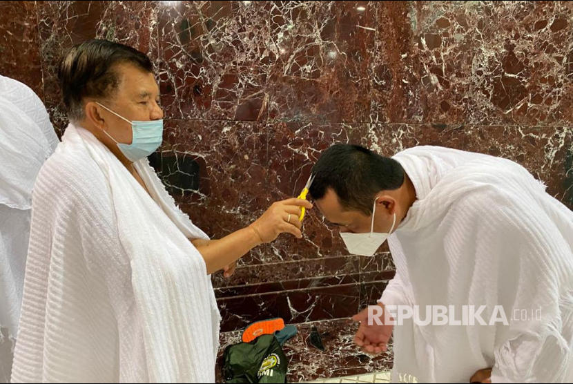 Wakil Presiden RI ke-10 dan 12 M Jusuf Kalla bersama eks Wakapolri Komjen (Purn) Syafruddin saat melaksanakan ibadah umroh di tengah pandemi Covid-19 oleh Kerajaan Arab Saudi.