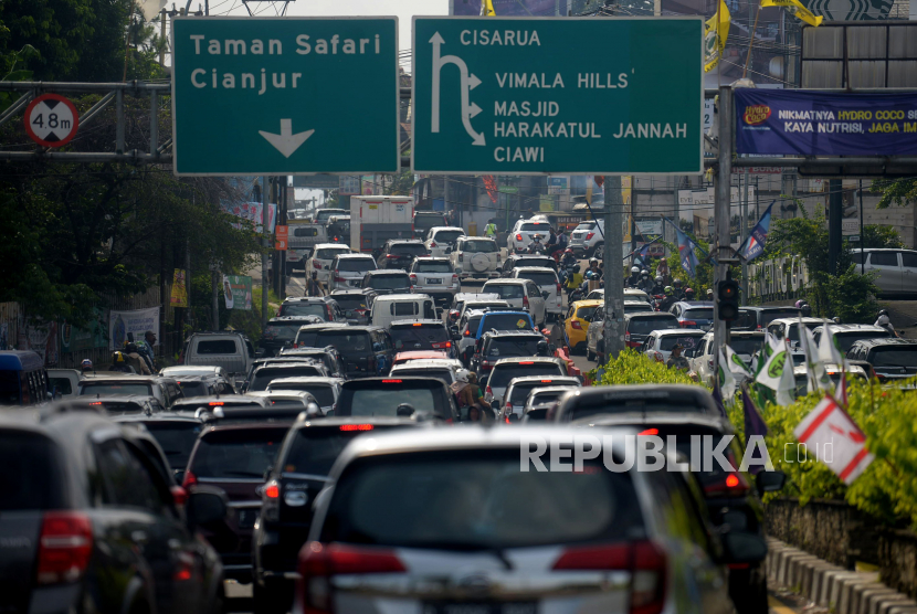 Sejumlah kendaraan mengantre saat menuju kawasan Puncak, Gadog, Bogor, Jawa Barat, Jumat (6/5/2022). Polisi memberlakukan penutupan Jalan Puncak Gadog dari arah Jakarta menuju Puncak sejak pukul 07.15 WIB hingga pukul 12.00 WIB.