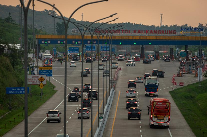 Sejumlah kendaraan roda empat yang didominasi pemudik melaju saat akan memasuki Gerbang Tol (GT) Kalikangkung, Semarang, Jawa Tengah, Sabtu (7/5/2022). Volume kendaraan arus balik di Tol Trans Jawa Batang-Semarang dari arah Semarang maupun Jawa Timur yang memasuki gerbang tol tersebut menuju ke sejumlah wilayah di Jawa Barat dan Jakarta pada H+4 Lebaran hingga pukul 18:30 WIB terpantau lancar, seiring diberlakukannya kebijakan satu arah (one way) ke arah Jakarta.