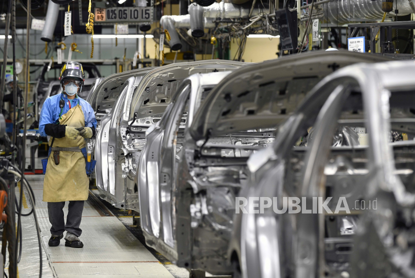 Seorang pekerja merakit kendaraan di pabrik perakitan mobil di Toyota, dekat Nagoya, Jepang Tengah. Jepang memastikan teknologi yang penting bagi keamanan nasional tidak dicuri. Ilustrasi.