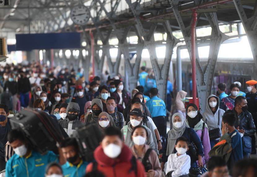 Sejumlah penumpang berjalan setibanya di Stasiun Pasar Senen, Jakarta Pusat, Kamis (5/5/2022).