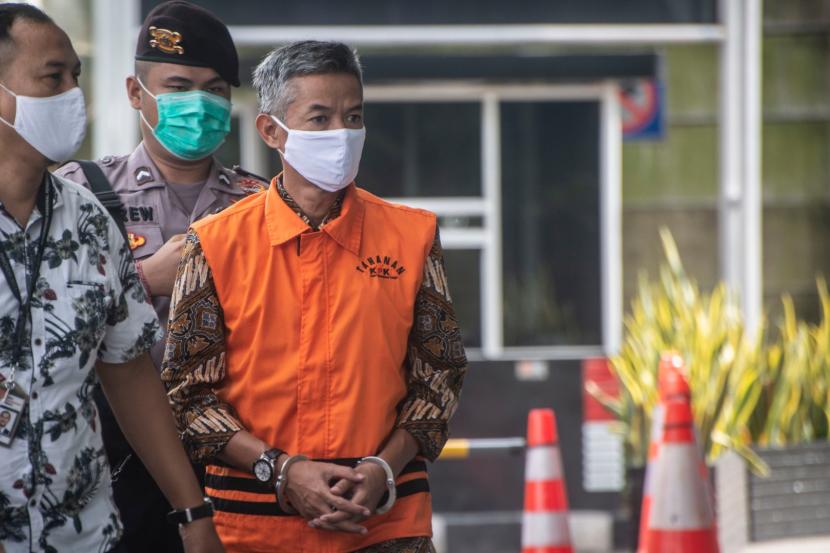Mantan Komisioner KPU Wahyu Setiawan (kanan).