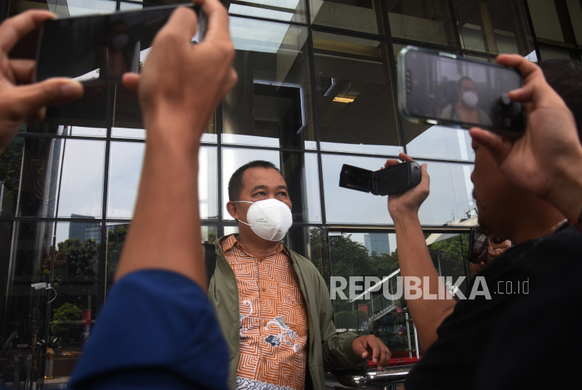 Koordinator Masyarakat Antikorupsi Indonesia (MAKI) Boyamin Saiman menjawab pertanyaan wartawan saat tiba untuk memenuhi pemanggilan oleh penyidik KPK di Gedung Merah Putih KPK, Jakarta, Selasa (26/4/2022). Boyamin dipanggil KPK untuk diperiksa dalam kapasitasnya sebagai Drektur PT Bumi Rejo dalam penyidikan kasus tindak pidana pencucian uang (TPPU) yang menjerat Bupati nonaktif Banjarnegara Budhi Sarwono sebagai tersangka.
