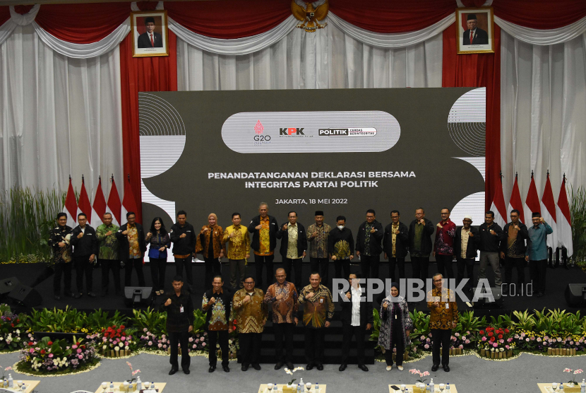 Ketua KPK Firli Bahuri (keempat kanan) dalam rangkaian acara program Politik Cerdas Berintegritas (PCB) Terpadu yang diikuti para ketua umum atau pengurus parpol.