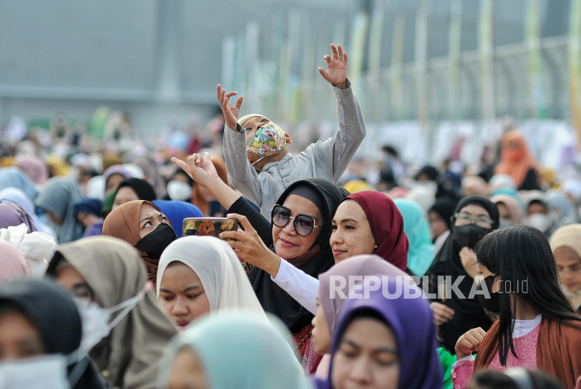 Ilustrasi jamaah sholat Idul Fitri. Tenaga Ahli Utama Kantor Staf Presiden Rumadi Akhmad mengatakan, secara keagamaan, Idul Fitri merupakan momentum spiritual bagi umat Islam setelah puasa Ramadhan dan menjadi simbol kembalinya kesucian rohani.
