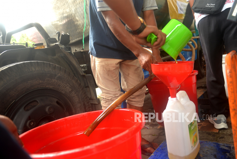 Petugas mengisi jeriken minyak goreng curah saat Operasi Pasar Minyak Goreng Curah di Gedung Serbaguna Pemkab Sleman, Yogyakarta, Kamis (28/4/2022). Operasi pasar yang digagas oleh Bulog DIY dan Pemda Sleman tersebut menyediakan minyak goreng curah sebanyak 6.000 liter. Minyak goreng curah ini dijual dengan harga Rp15.500 per kilogram untuk kebutuhan masyarakat dan usaha mikro serta usaha kecil.