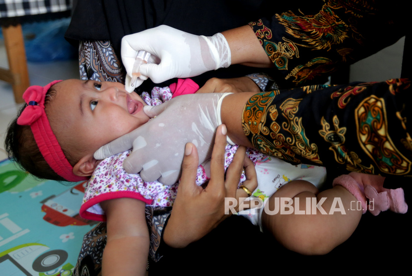 Petugas kesehatan Puskesmas Ulee Kareng memberikan vaksin imunisasi kepada bayi balita di Desa Pango Raya, Banda Aceh, Aceh, Kamis (12/3/2020). Pada tahun ini Kementerian Kesehatan melakukan penambahan jumlah imunisasi rutin wajib di Indonesia, dari 11 vaksin menjadi 14 vaksin.
