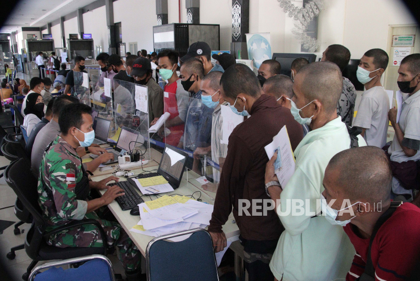 Sejumlah Pekerja Migran Indonesia (PMI) bermasalah dari Depot Imigresen Bekenu Malaysia mengantre untuk pemeriksaan dokumen (ilustrasi).