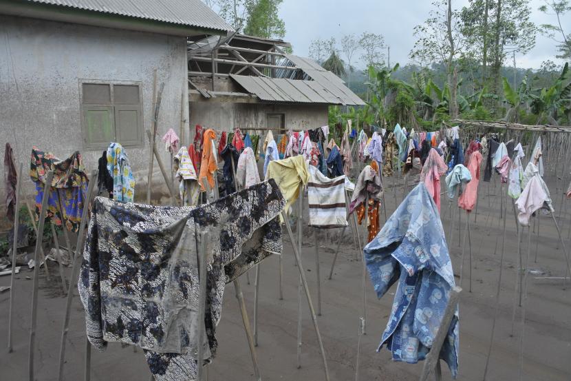 Suasana rumah warga yang terdampak awan panas guguran (APG) erupsi Gunung Semeru di Desa Supiturang, Pronojiwo, Lumajang, Jawa Timur, Minggu (9/1/2022). Sejumlah warga terdampak APG Gunung Semeru setiap harinya mengunjungi rumahnya yang rusak dan sore harinya kembali ke pengungsian.  (Ilustrasi)