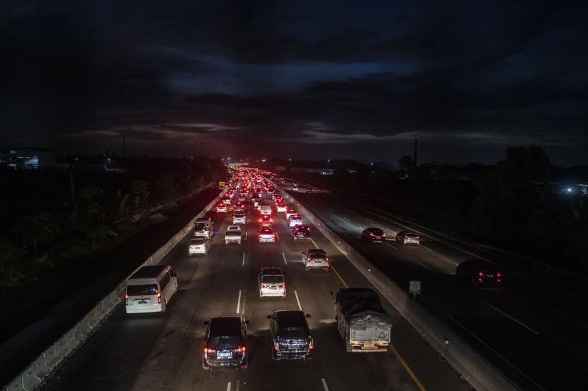 Kendaraan pemudik melintas saat pemberlakuan one way arus balik di Tol Jakarta-Cikampek, Karawang, Jawa Barat, Jumat (6/5/2022). Korlantas Polri memberlakukan rekayasa lalu lintas satu arah atau one way dan contra flow pada hari ini mulai dari Km 414 Gerbang Tol Kalikangkung sampai dengan Km 47 Jalan Tol Jakarta-Cikampek.