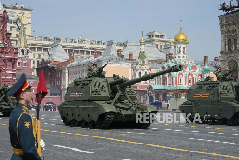 Kendaraan artileri self-propelled Rusia berguling selama gladi bersih untuk parade militer Hari Kemenangan di Moskow, Rusia, Sabtu, 7 Mei 2022. Wakil Menteri Luar Negeri Rusia, Alexander Grushko pada Selasa (10/5/2022), mengatakan, keputusan tentang kemungkinan penggunaan senjata nuklir diatur dalam doktrin militer Rusia.