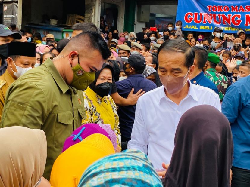 Warga berdesakan di Pasar Gunung Batu Kota Bogor, mengharapkan bantuan sembako dari Presiden RI, Selasa (17/5). Keriuhan Warga di Pasar Gunung Batu Bogor Saat Jokowi Bagikan Bantuan