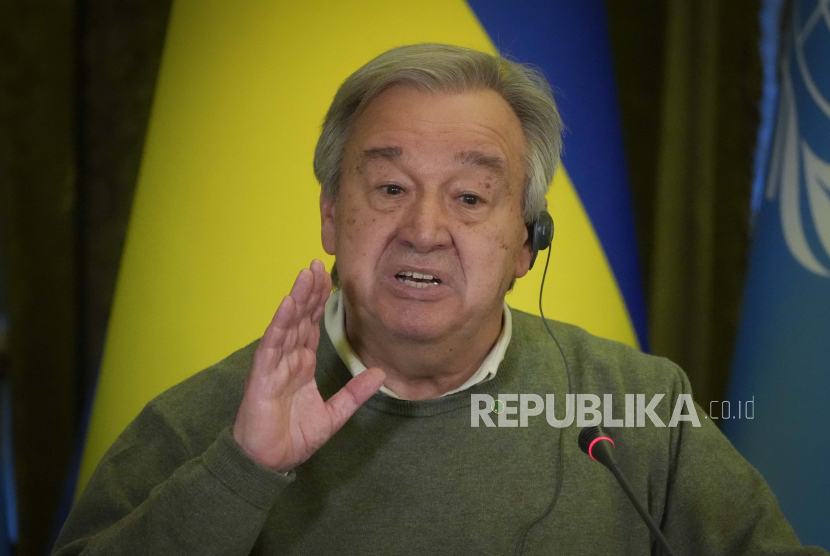Sekretaris Jenderal PBB Antonio Guterres berbicara selama konferensi pers bersama dengan Presiden Ukraina Volodymyr Zelenskyy setelah pertemuan mereka di Kyiv, Ukraina, Kamis, 28 April 2022.