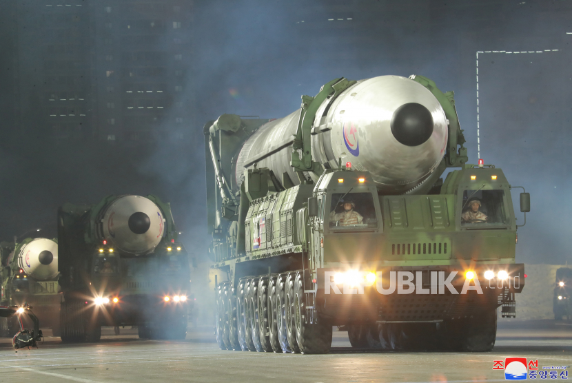 Sebuah foto yang dirilis oleh Kantor Berita Pusat Korea Utara (KCNA) resmi menunjukkan rudal Hwasong-17 baru ditampilkan dalam parade militer yang diadakan untuk merayakan ulang tahun ke-90 berdirinya Tentara Revolusi Rakyat Korea (KPRA), di Kim Il Sung Square di Pyongyang, Korea Utara, 25 April 2022 (dikeluarkan 26 April 2022).