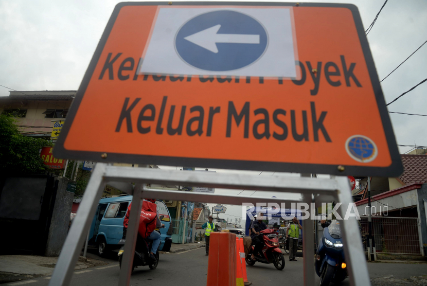 Kendaraan melintas saat diberlakukannya rekayasa lalulintas di Jalan Otista 3, Jakarta, Rabu (11/5/2022). Dinas Perhubungan Provinsi DKI Jakarta melaksanakaanya rekayasa lalulintas di Jalan Otista 3 terkait dengan adanya pekerjaan pembangunan sudetan kali Ciliwung ke Kanal Banjir Timur. Pelaksanaan rekayasa lalulintas dilakukan dalam 2 tahap, Tahap 1 mulai tanggal 9 Mei 2022 - 17 September 2022 dan tahap 2 mulai tanggal 27 Desember 2022 - 25 April 2023.Prayogi/Republik.