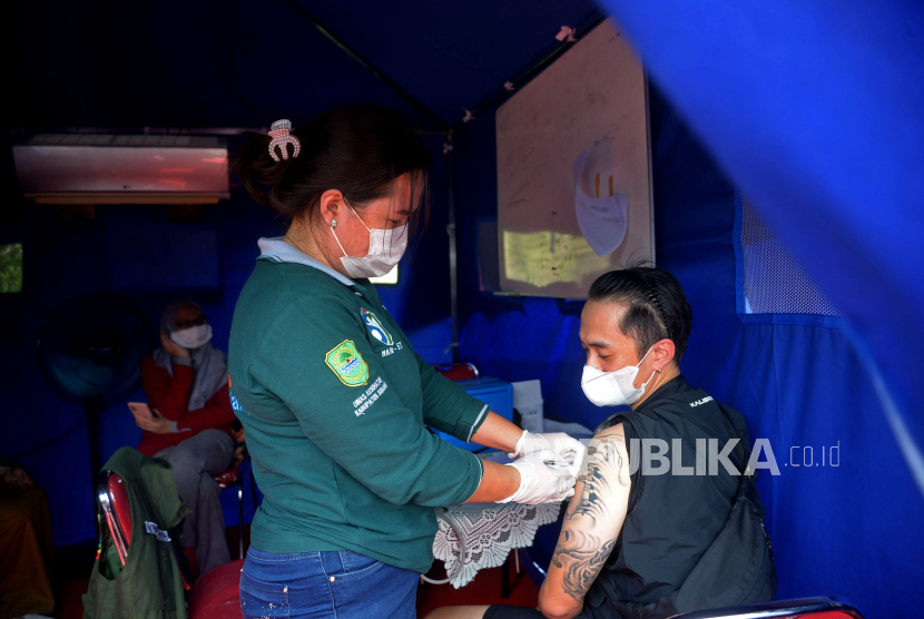 Petugas kesehatan menyuntikan vaksin Covid-19 dosis ketiga kepada seorang pemudik (ilustrasi). Pemerintah menyediakan pusat vaksinasi di sejumlah rest area jalan tol.