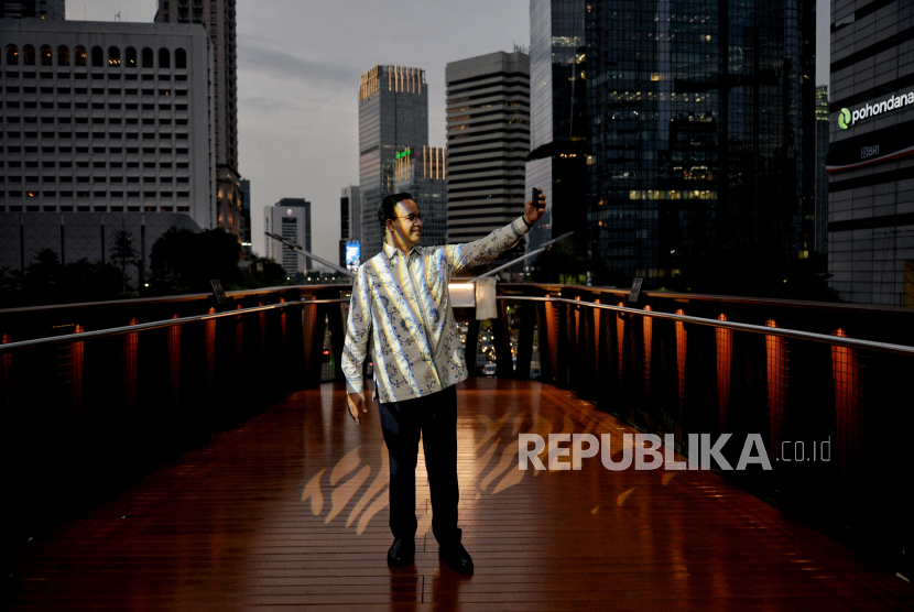 Gubernur DKI Jakarta Anies Baswedan berswafoto usai meresmikan JPO Kapal Pinisi di Jakarta, Kamis (10/3/2022). JPO berkonsep Kapal Pinisi yang juga bisa dilintasi oleh sepeda itu kini resmi beroperasi untuk digunakan pejalan kaki dan pengendara sepeda yang hendak melintas. JPO tersebut difasilitasi lift dan juga menyajikan pemandangan perkotaan. Republika /Thoudy Badai