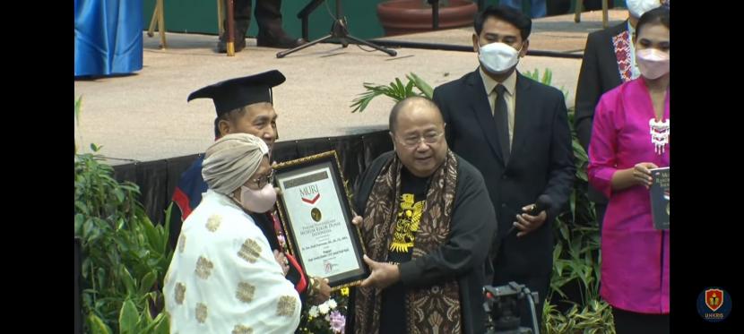 Ketua Umum MURI Jaya Suprana memberikan dua penghargaan kepada salah satu Wisudawan Unkris, Hadi Purnomo.