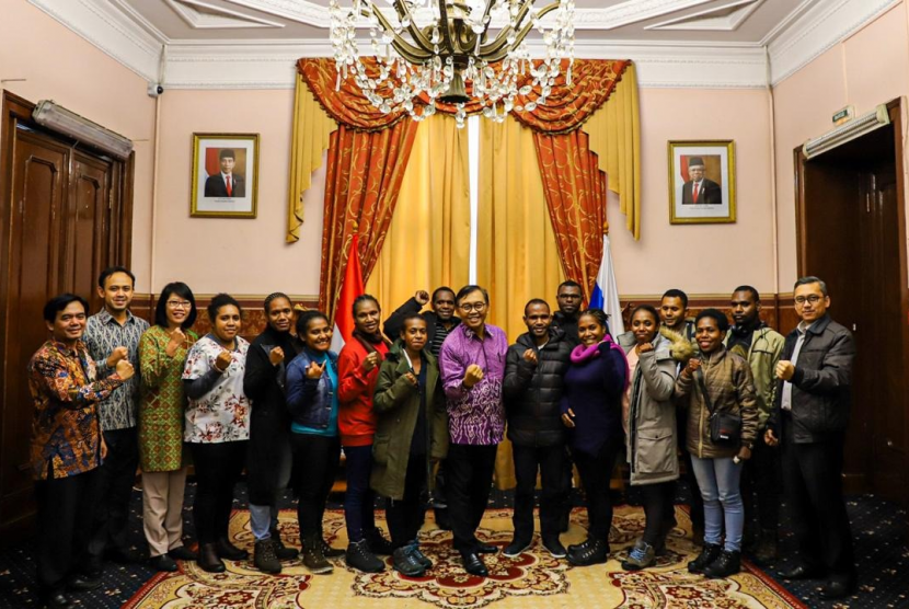 Mahasiswa Papua peraih beasiswa dari Pemerintah Rusia berfoto bersama dengan Wakil Kepala Perwakilan RI di Rusia merangkap Belarus, Azis Nurwahyudi. (Ilustrasi)