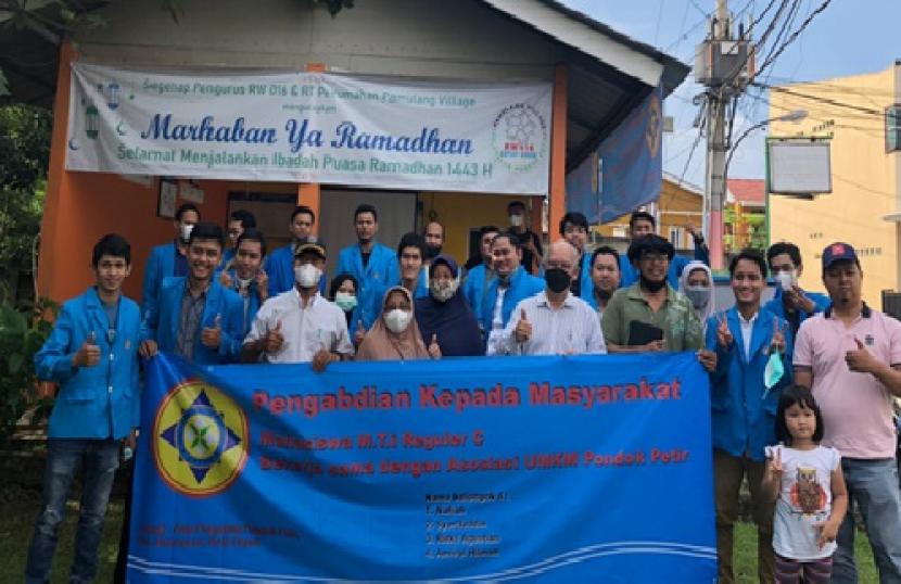 Mahasiswa Pascasarjana Teknik Informatika Unpam mengadakan kegiatan pelatihan digital marketing untuk para warga pelaku UMKM di lingkungan Kelurahan Pondok Petir, Depok beberapa waktu lalu.