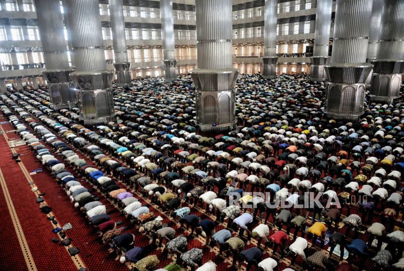 Jamaah melaksanakan ibadah Shalat Jumat di Masjid Istiqlal, Jakarta, Jumat (8/4/2022). Masjid Istiqlal akan kembali menyelenggarakan shalat Idul Fitri tingkat kenegaraan pada 1 Syawal 1443 Hijriah.