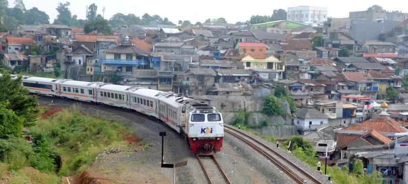 Kereta Api (KA) Pangrango Bogor-Sukabumi melintas di wilayah Kelurahan Empang, Kota Bogor, Jawa Barat, Senin (11/4/2022). PT Kereta Api Indonesia (Persero) atau KAI Daerah Operasi (Daop) 1 Jakarta kembali mengoperasikan KA Pangrango Bogor-Sukabumi setelah Ditjen Perkeretaapian Kemenhub selesai melakukan pengembangan prasarana kereta api berupa pembangunan jalur ganda, revitalisasi stasiun, dan persinyalan.