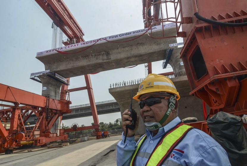 Petugas melakukan persiapan pemasangan girder di ruas Tol Jakarta-Cikampek (ilustrasi)