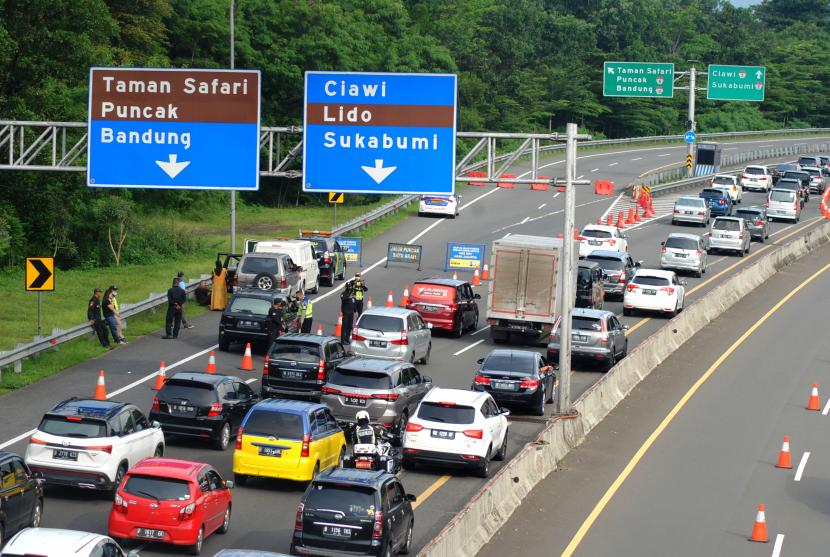 Pihak kepolisian melakukan penutupan jalan yang menuju ke jalur puncak setelah pintu keluar tol Jagorawi (ilustrasi)