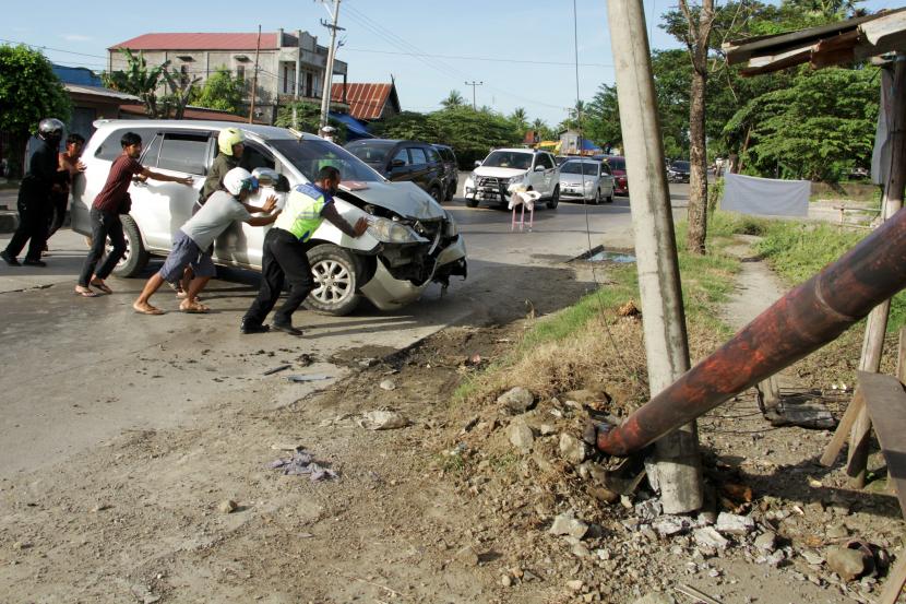 Polisi bersama warga mengevakuasi kendaraan yang mengalami kecalakaan (ilustrasi).