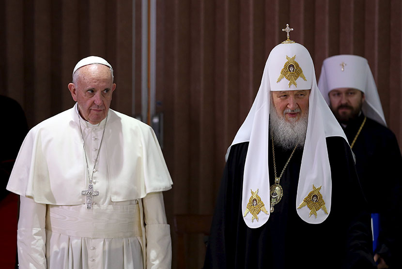 Paus Fransiskus bertemu pemimpin ortodoks Rusia, Patriarch Kirill (kanan) di Kuba.