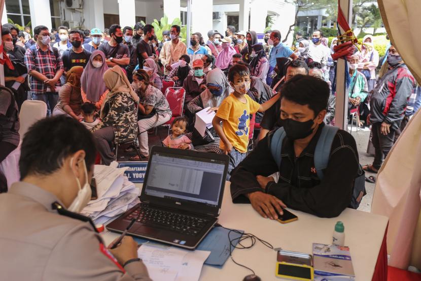 Warga antre mendaftar mudik gratis lebaran di Gedung Balai Pertemuan Metro Jaya, Jakarta, Sabtu (23/4/2022). Polda Metro Jaya membuka program Mudik Gratis Lebaran 2022 bagi masyarakat dengan menyiapkan sebanyak 400 bus untuk keberangkatan pada tanggal 26, 27 dan 29 April 2022 dengan daerah tujuan Jawa Barat, Jawa Tengah, Yogyakarta dan Jawa Timur.