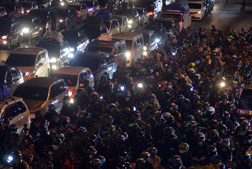 Pemudik berkendaraan roda dua dan roda empat antre untuk memasuki KMP Virgo 18 di Pelabuhan Bakauheni, Lampung Selatan, Lampung.