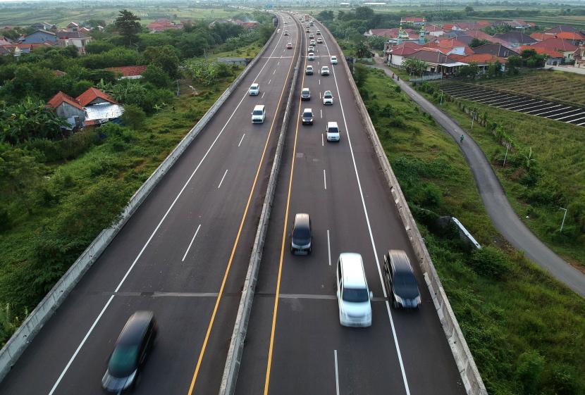 Foto udara kendaraan pemudik melintas di jalan tol Pejagan-Pemalang, Sidakaton, Tegal, Jawa Tengah, Sabtu (30/4/2022). Volume kendaraan pemudik dari arah Jakarta menuju Jawa tengah pada puncak arus mudik H-2 Lebaran pihak jalan tol dan Korlantas masih memberlakukan one way di jalan tol Pejagan-Pemalang.