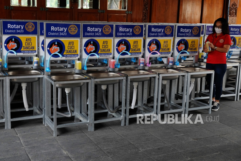 Bantuan alat cuci tangan untuk membiasakan masyarakat menjaga kebersihan diri guna mencegah penyebaran Covid-19. Pada 2021, laba industri alat kebersihan meningkat 46 persen dibanding tahun lalu.