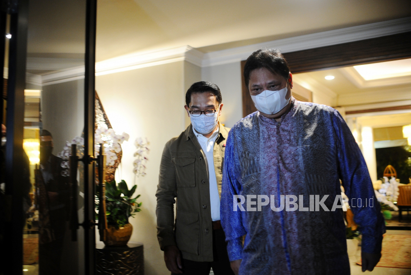 Ketua Umum DPP Partai Golkar Airlangga Hartarto menerima kunjungan Gubernur Jawa Barat Ridwan Kamil di rumah dinasnya kompleks Widya Chandra, Jakarta Selatan, Ahad (15/5/2022).