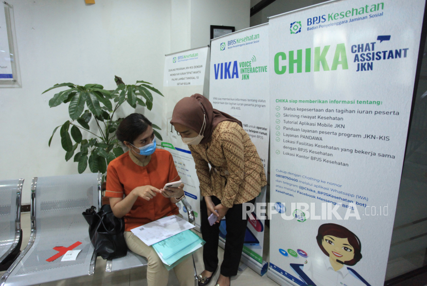 Petugas membantu warga mengurus layanan kesehatan di kantor BPJS Kesehatan. JKN-KIS akan terus berinovasi dan meningkatkan layanan kepada masyarakat. Ilustrasi.