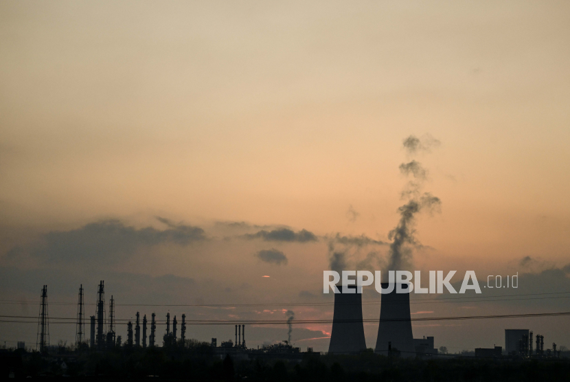 Kilang minyak TotalEnergies Leuna dekat Spergau, Jerman Timur, 25 April 2022. Polandia siap membantu Jerman menghentikan penggunaan minyak Rusia, kata Menteri Iklim Anna Moskwa pada Senin (2/5/2022).