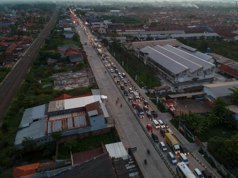 Foto udara sejumlah kendaraan berjalan pelan melintas di jalur pantura Kabupaten Pekalongan, Jawa Tengah, Sabtu (7/5/2022). Kendaraan memadati jalur Pantura Kabupaten Pekalongan dari arah Jakarta menuju Semarang imbas dari diberlakukannya satu jalur atau one way di jalan Tol Trans Jawa dari Semarang hingga Jakarta saat arus balik Lebaran 2022.