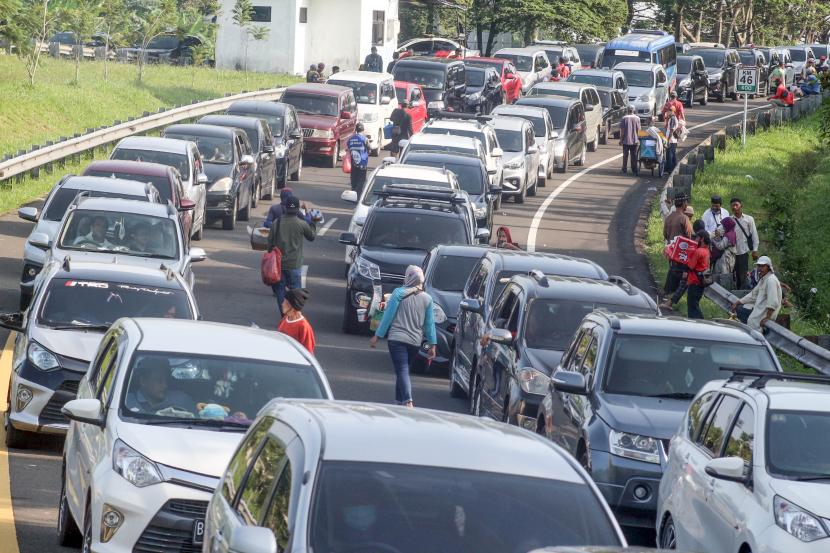 Sejumlah kendaraan terjebak kemacetan di jalan Tol Jago di jarawi saat menuju kawasan wisata Puncak, Ciawi, Kabupaten Bogor, Jawa Barat, Kamis (5/5/2022). Sat Lantas Polres Bogor memberlakukan jalur satu arah dari Jakarta dan Bogor pada H+2 Lebaran untuk mengantisipasi kemacetan menyusul adanya laporan sekitar 11 ribu kendaraan roda empat memasuki jalur wisata Puncak Bogor pada Kamis pagi.