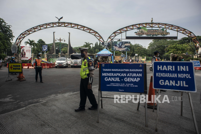 Polisi Lalu Lintas bersama Petugas Dishub DKI Jakarta mengatur arus lalu lintas di depan pintu masuk Taman Margasatwa Ragunan, Jakarta. Tidak ada aturan ganjil genap di tempat wisata di DKI Jakarta selama libur lebaran Idul Fitri 2022.