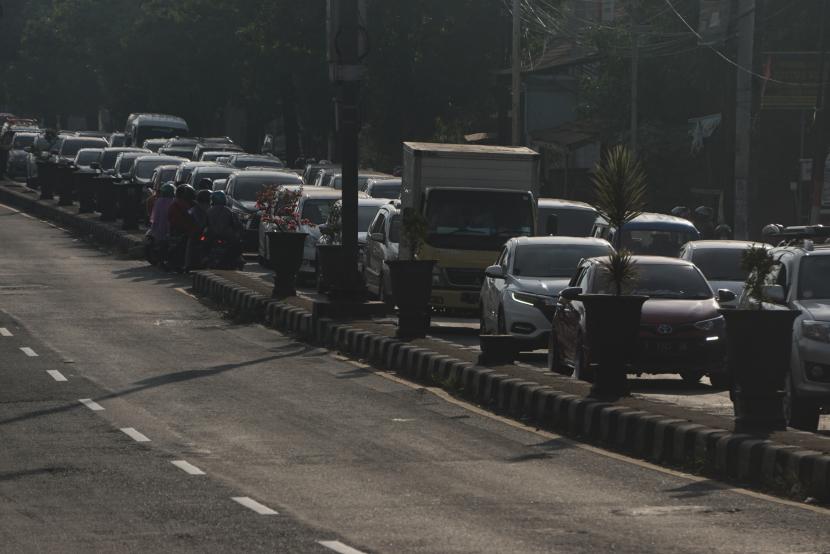 Sejumlah kendaraan berjalan pelan melintas di jalur pantura Kabupaten Pekalongan, Jawa Tengah, Sabtu (7/5/2022). Kendaraan memadati jalur Pantura Kabupaten Pekalongan dari arah Jakarta menuju Semarang imbas dari diberlakukannya satu jalur atau one way di jalan Tol Trans Jawa dari Semarang hingga Jakarta saat arus balik Lebaran 2022.