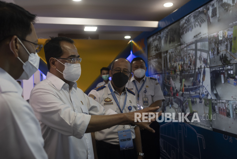 Menteri Perhubungan Budi Karya Sumadi (kedua kiri) memantau pergerakan arus mudik di Posko Angkutan Lebaran Terpadu 2022, Kantor Kemenhub, Jakarta, Senin (25/4/2022). Posko Angkutan Lebaran Terpadu yang melibatkan Kemenhub dan berbagai unsur terkait tersebut untuk melakukan pemantauan, koordinasi, komunikasi dan pengendalian lalu lintas angkutan lebaran pada masa arus mudik dan arus balik Idul Fitri 1443 H tahun 2022.