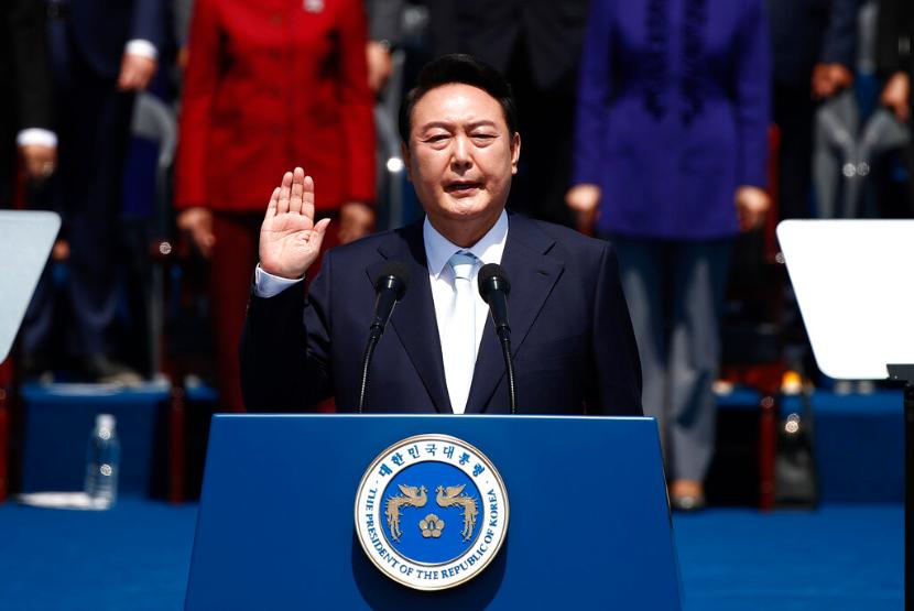 Presiden Korea Selatan Yoon Suk-yeol mengambil sumpah saat pelantikannya di depan Majelis Nasional di Seoul, Korea Selatan, Selasa, 10 Mei 2022. Presiden baru Korea Selatan mengatakan dia akan menyampaikan