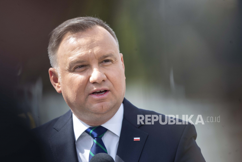Presiden Polandia Andrzej Duda menegaskan hanya Ukraina yang berhak menentukan masa depannya sendiri, dan mendorong rakyat negara itu untuk tidak menyerah terhadap invasi Rusia.