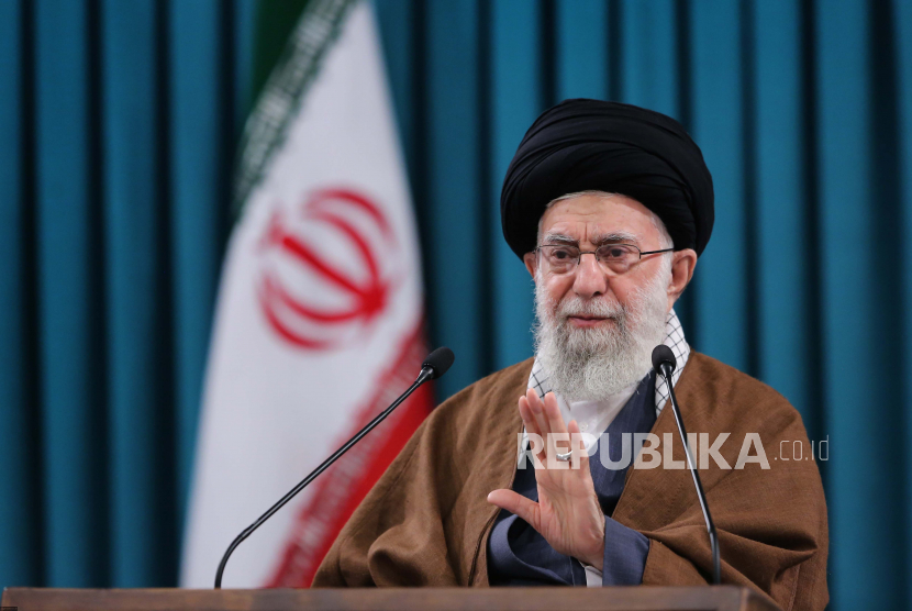 Presiden Suriah Temui Pemimpin Tertinggi Iran Ayatollah Ali Khamenei. Foto:   Sebuah foto selebaran yang disediakan oleh kantor pemimpin tertinggi Iran menunjukkan, pemimpin tertinggi Iran Ayatollah Ali Khamenei berbicara selama pidato TV langsung di Teheran, Iran, 1 Maret 2022.