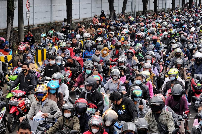 .Kendaraan pemudik mengantre saat menunggu giliran untuk melakukan verifikasi tiket online di Pintu Tol Penyeberangan Pelabuhan Merak, Banten. Kementerian Perhubungan mencatat puncak pergerakan arus mudik Lebaran tahun 2022 di Pelabuhan Merak dan Bandara Soekarno Hatta melebihi jumlah pergerakan mudik pada 2019 atau