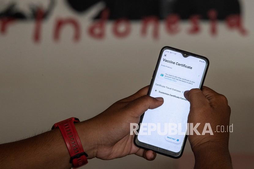 Warga membuka aplikasi PeduliLindungi untuk mendapatkan sertifikat vaksin COVID-19 internasional di Jakarta, Senin (31/1/2022). Indonesia dan Uni Eropa (UE) resmi saling mengakui sertifikat vaksinasi Covid-19 pada PeduliLindungi dan EU Digital Covid Certificate (EUDCC), Rabu (11/5/2022).